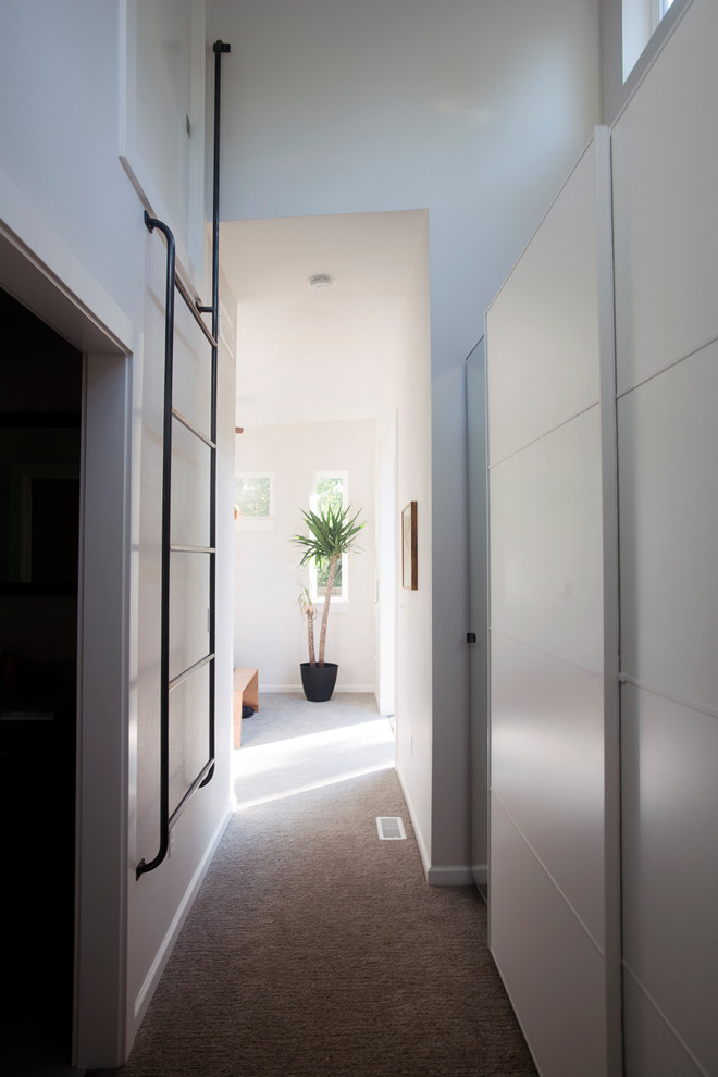 На фото: маленький шкаф в нише унисекс в стиле модернизм с плоскими фасадами, белыми фасадами и ковровым покрытием для на участке и в саду с