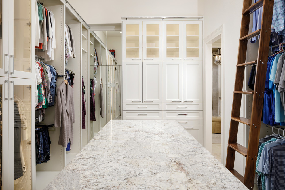 Idéer för en klassisk garderob, med luckor med glaspanel, heltäckningsmatta och grått golv
