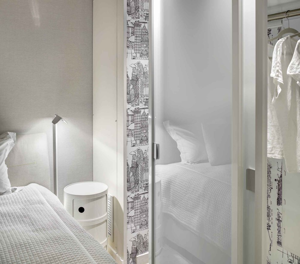 Imagen de armario vestidor unisex contemporáneo pequeño con armarios con paneles lisos, puertas de armario beige, moqueta y suelo gris