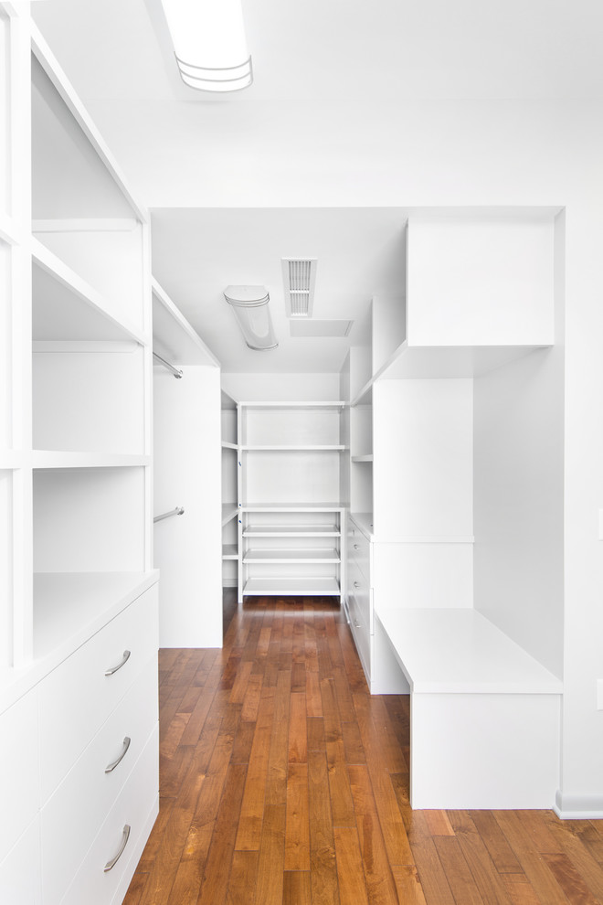Idéer för ett stort modernt walk-in-closet för könsneutrala, med släta luckor, grå skåp, mellanmörkt trägolv och brunt golv