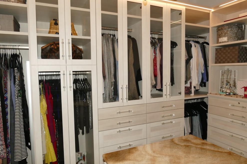 Idéer för att renovera ett stort vintage walk-in-closet för kvinnor, med vita skåp, luckor med glaspanel och klinkergolv i porslin