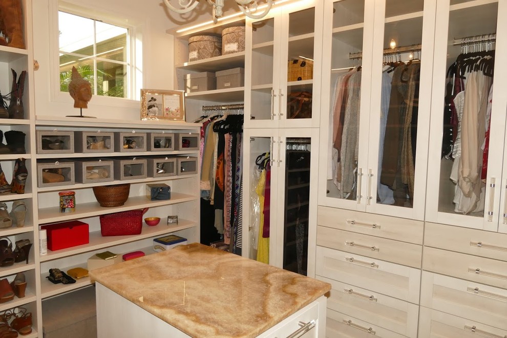 Imagen de armario vestidor de mujer tradicional renovado grande con puertas de armario blancas y armarios tipo vitrina