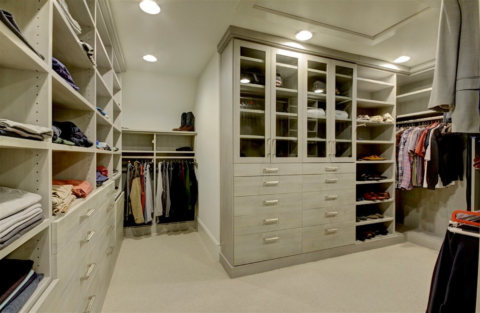 This is an example of a contemporary wardrobe in Cleveland.