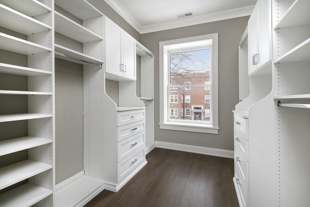 Design ideas for a traditional wardrobe in Chicago.