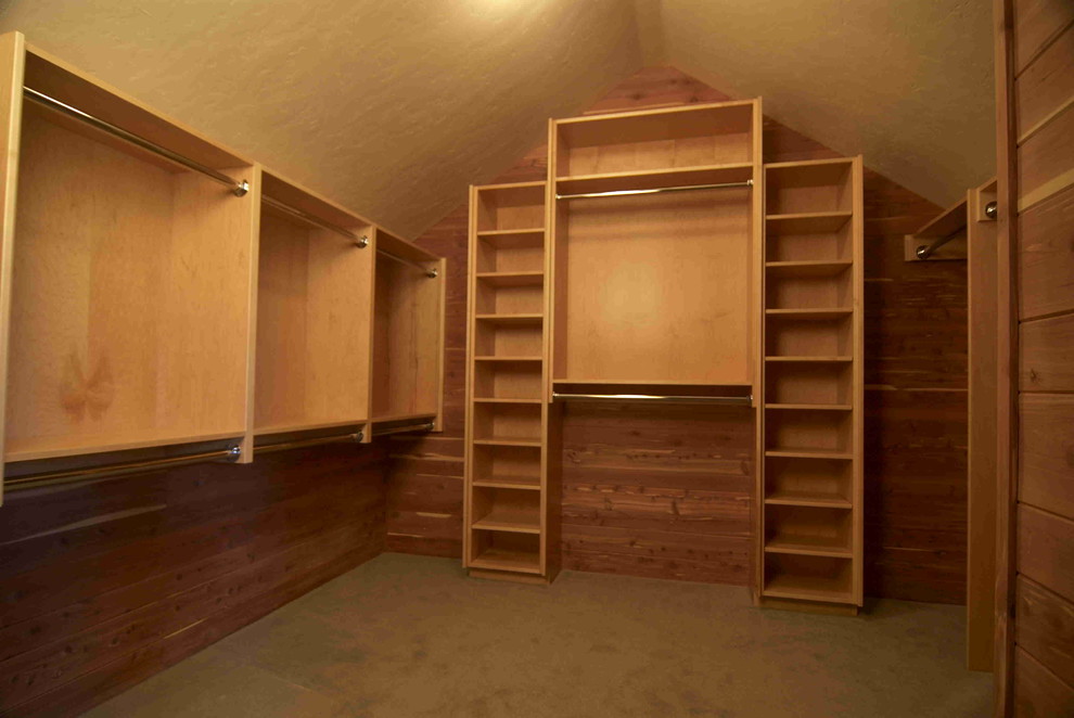 Идея дизайна: большая гардеробная комната унисекс в стиле рустика с открытыми фасадами, коричневыми фасадами и ковровым покрытием