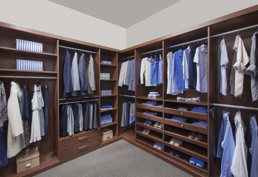 Inspiration for a contemporary closet remodel in Montreal
