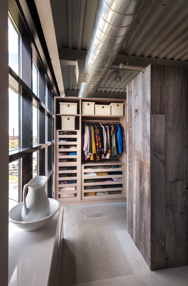 Neutraler Industrial Begehbarer Kleiderschrank mit offenen Schränken und hellbraunen Holzschränken in Toronto