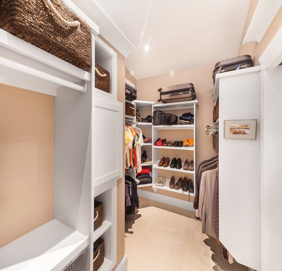Inspiration för små klassiska walk-in-closets för könsneutrala, med öppna hyllor, vita skåp och klinkergolv i porslin