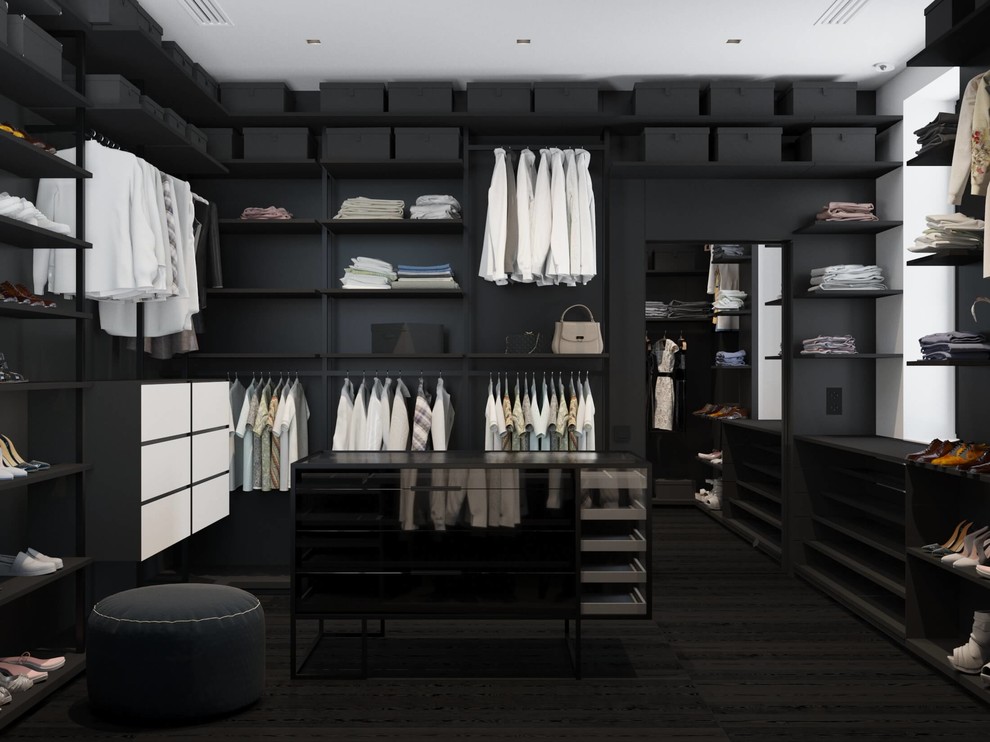 Réalisation d'un dressing minimaliste neutre avec des portes de placard noires, un sol en carrelage de céramique et un sol noir.