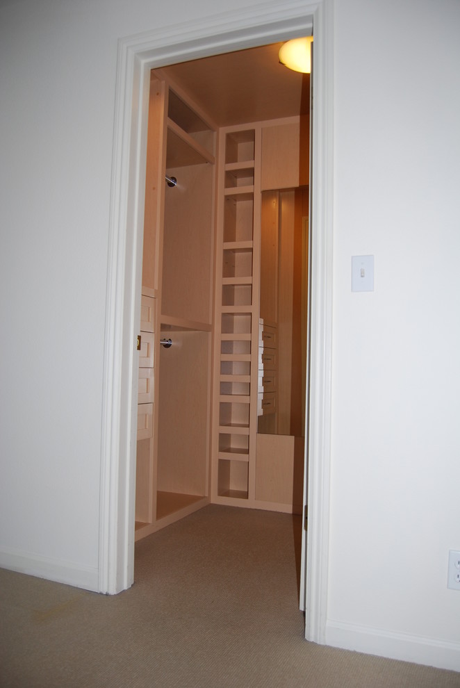 Imagen de armario vestidor unisex tradicional de tamaño medio con armarios estilo shaker y puertas de armario blancas