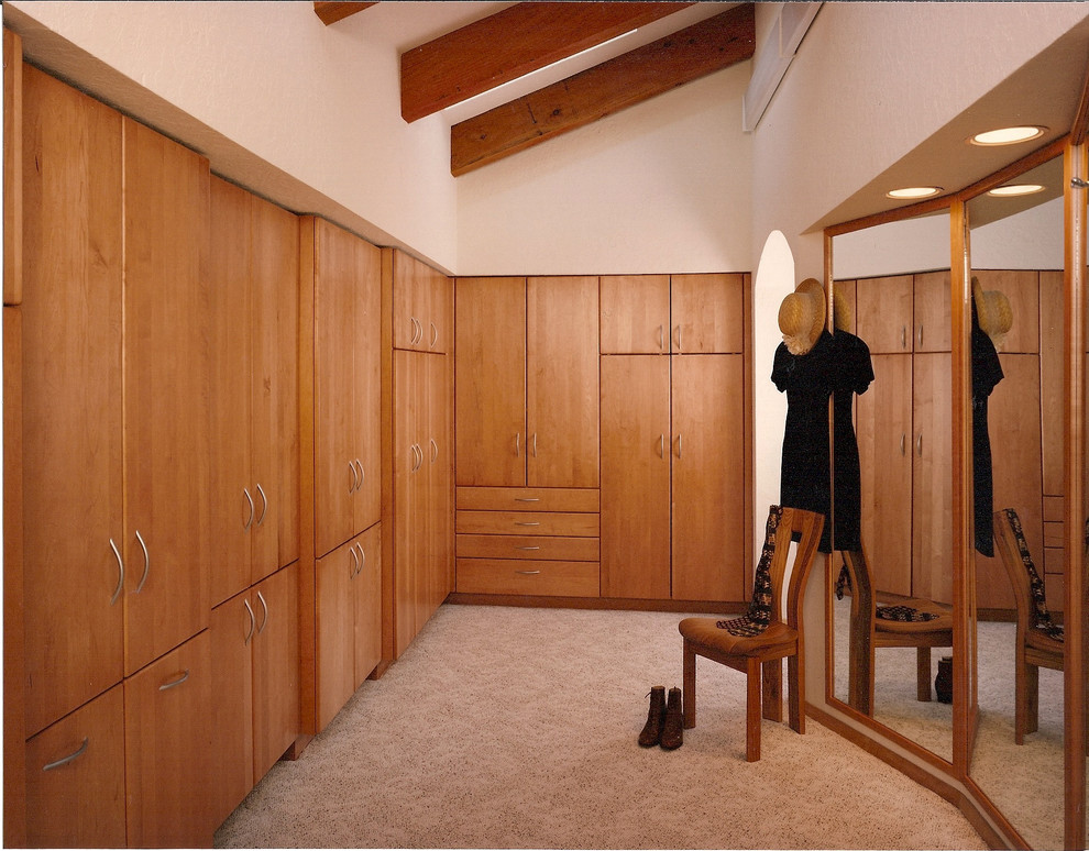 Diseño de armario vestidor unisex de estilo americano grande con puertas de armario de madera clara, armarios con paneles lisos, moqueta y suelo beige
