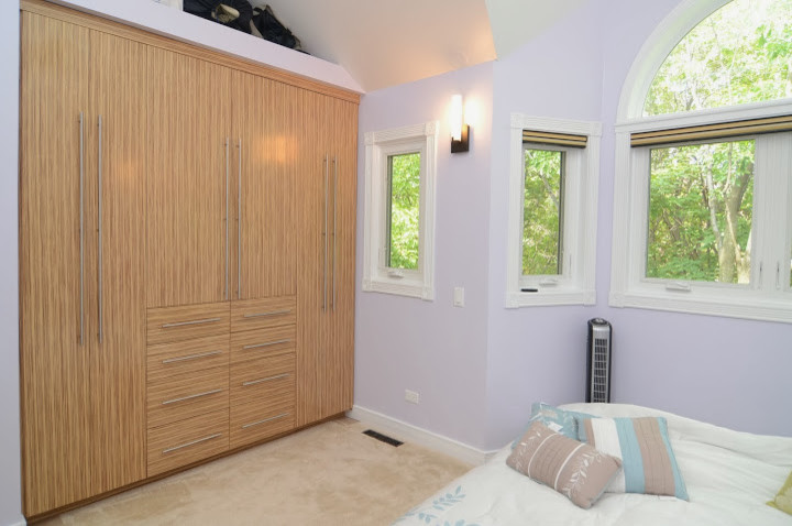 Cette photo montre un petit placard dressing tendance en bois clair neutre avec un placard à porte plane et moquette.