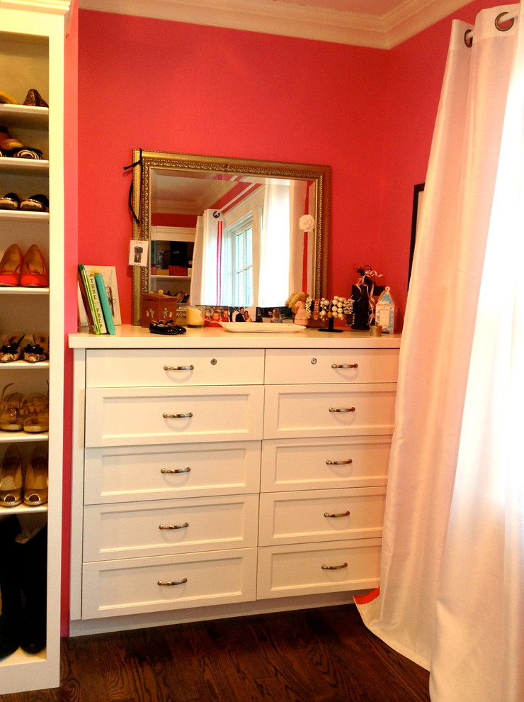 Пример оригинального дизайна: гардеробная комната среднего размера в классическом стиле с белыми фасадами, фасадами с выступающей филенкой, темным паркетным полом и коричневым полом для женщин
