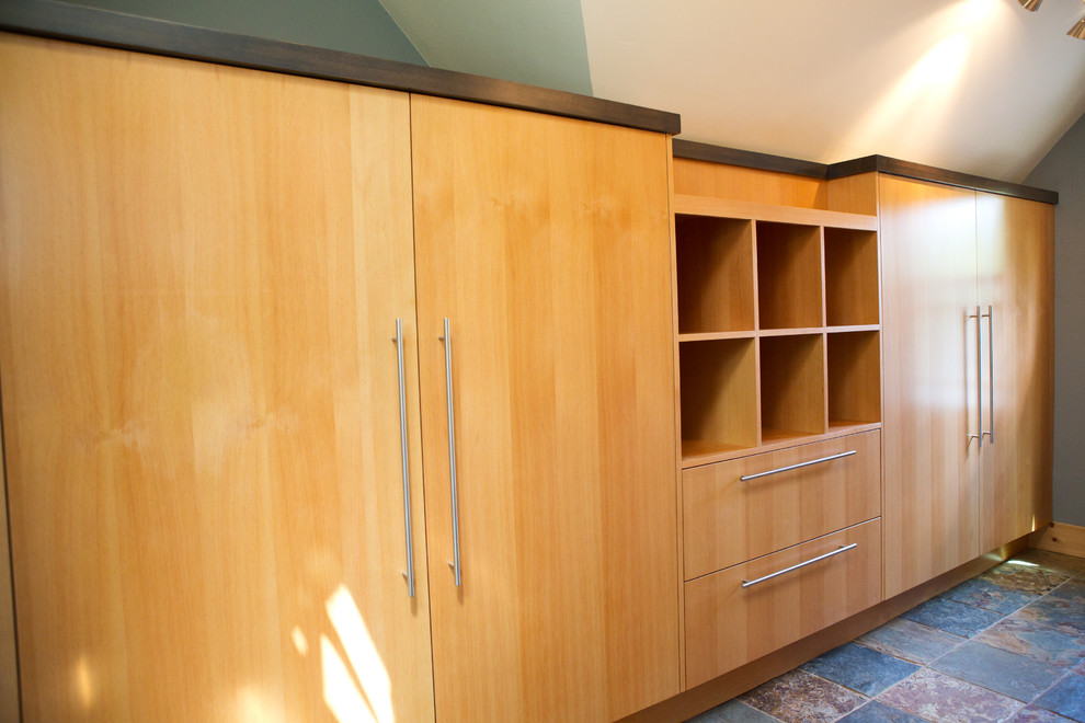 На фото: шкаф в нише среднего размера, унисекс в стиле фьюжн с плоскими фасадами, светлыми деревянными фасадами и полом из сланца с