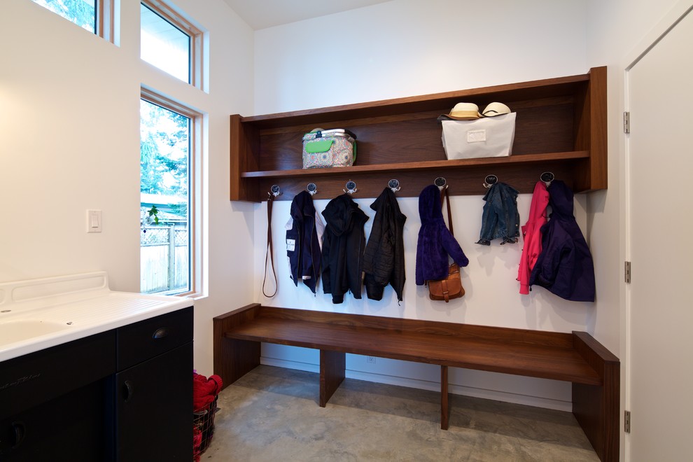 Ejemplo de armario vestidor unisex minimalista de tamaño medio con armarios abiertos, puertas de armario de madera en tonos medios y suelo de cemento