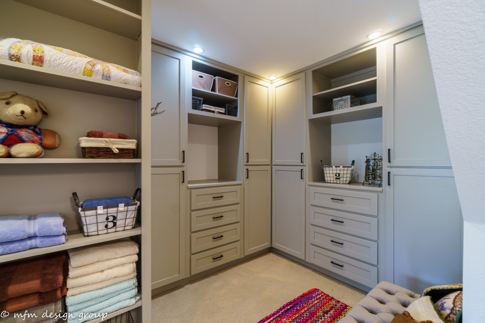 Imagen de armario vestidor unisex de estilo de casa de campo de tamaño medio con armarios estilo shaker, puertas de armario grises, suelo de cemento y suelo gris