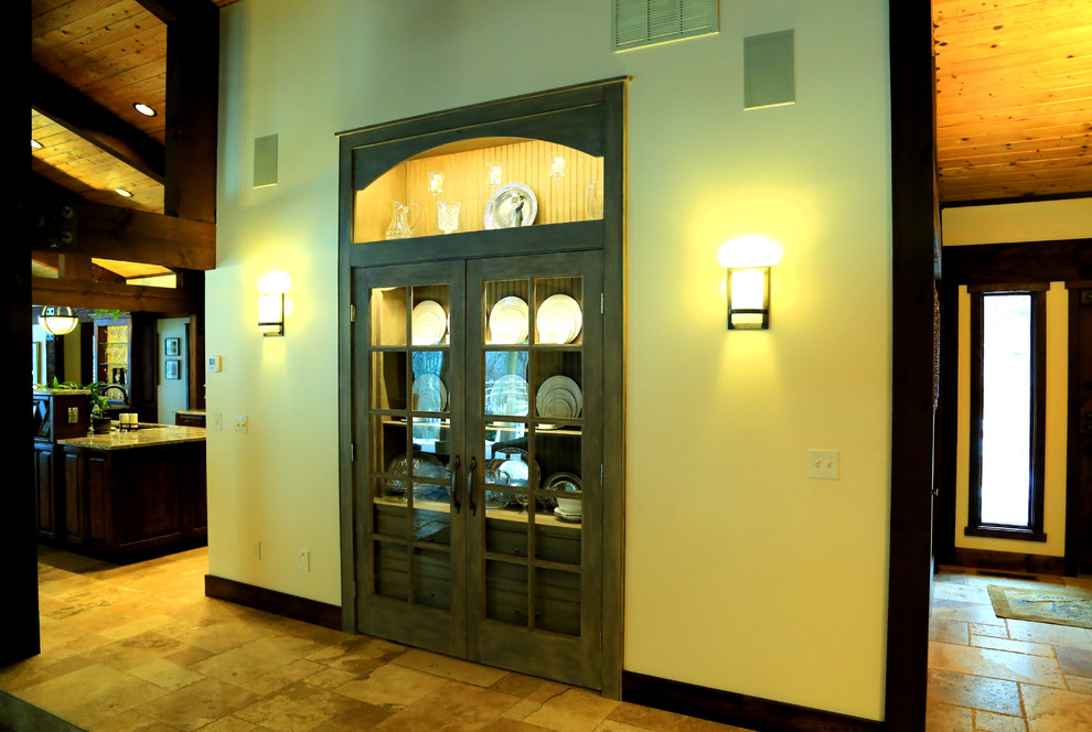 EIngebautes, Großes, Neutrales Klassisches Ankleidezimmer mit Glasfronten, hellbraunen Holzschränken und Keramikboden in Boise