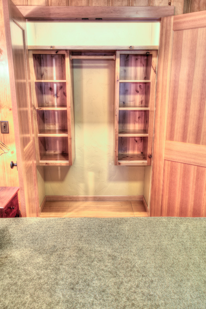 На фото: шкаф в нише среднего размера, унисекс в стиле рустика с светлыми деревянными фасадами и светлым паркетным полом