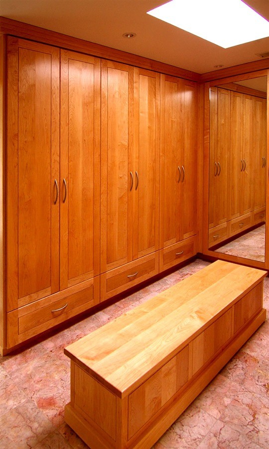 Immagine di un ampio spazio per vestirsi per uomo contemporaneo con ante lisce, ante in legno scuro e pavimento in marmo