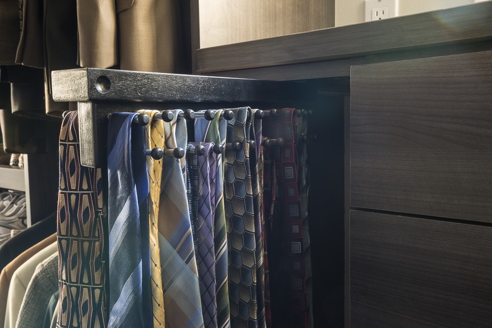 Ejemplo de armario vestidor unisex minimalista de tamaño medio con armarios con paneles lisos y puertas de armario grises
