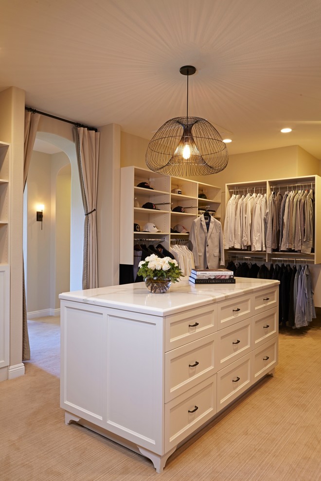 Идея дизайна: большая гардеробная комната унисекс в средиземноморском стиле с белыми фасадами, ковровым покрытием и открытыми фасадами