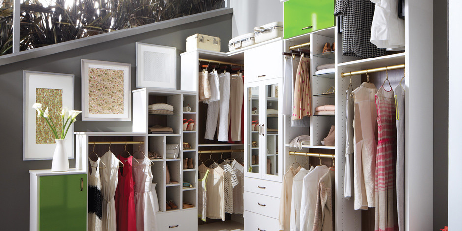 Ejemplo de armario vestidor moderno con armarios con paneles lisos y puertas de armario blancas