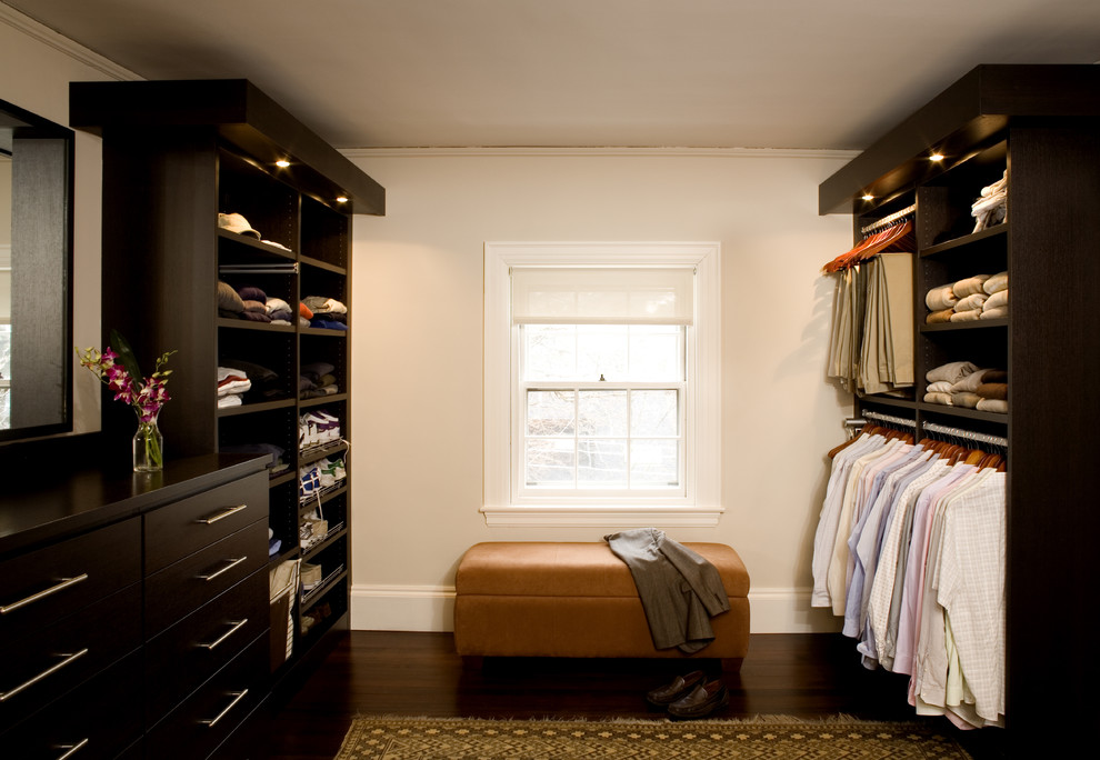 Идея дизайна: гардеробная комната в современном стиле
