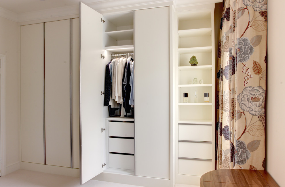 Ejemplo de armario y vestidor actual grande con moqueta y armarios con paneles lisos