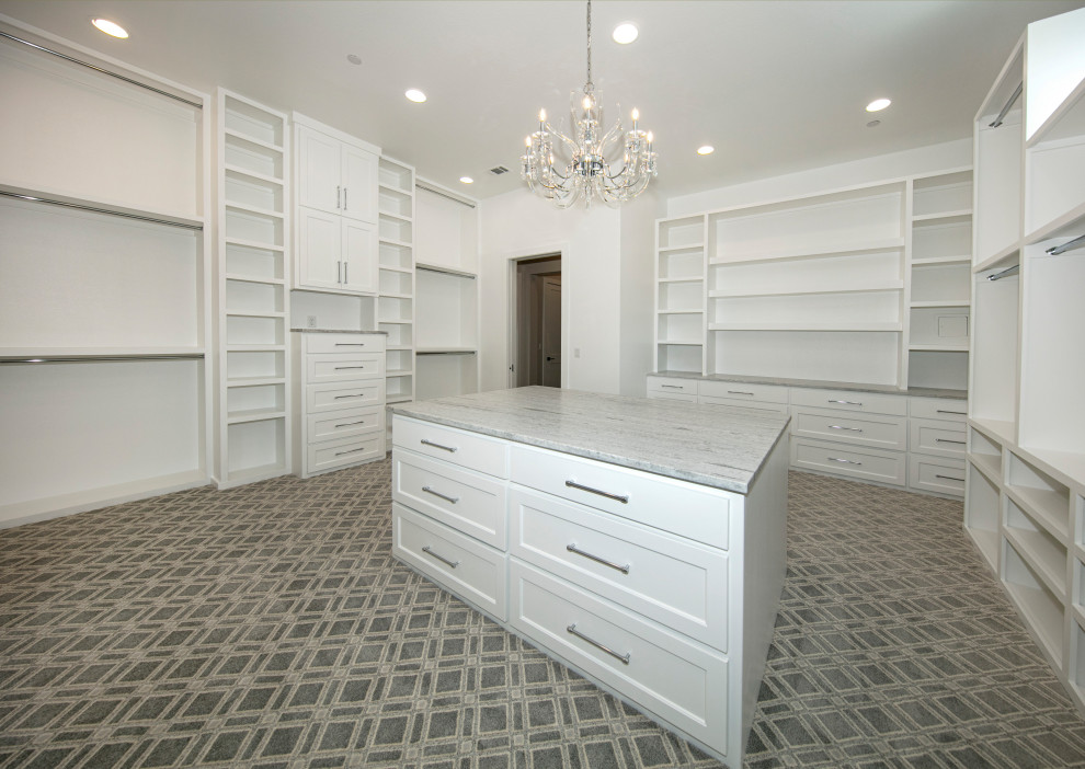 Ejemplo de armario vestidor unisex tradicional renovado extra grande con armarios estilo shaker, puertas de armario blancas y suelo gris