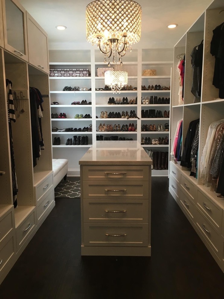Inspiration för stora klassiska walk-in-closets, med skåp i shakerstil, vita skåp, mörkt trägolv och brunt golv