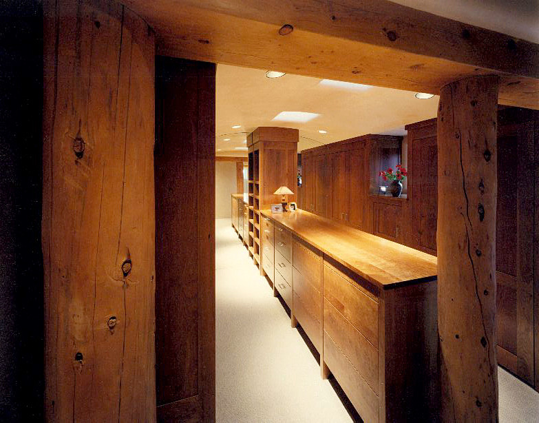 Immagine di una cabina armadio unisex american style di medie dimensioni con ante lisce, ante in legno scuro e moquette