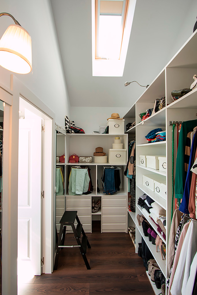 Foto de armario vestidor unisex tradicional renovado de tamaño medio con armarios abiertos, puertas de armario blancas y suelo de madera oscura