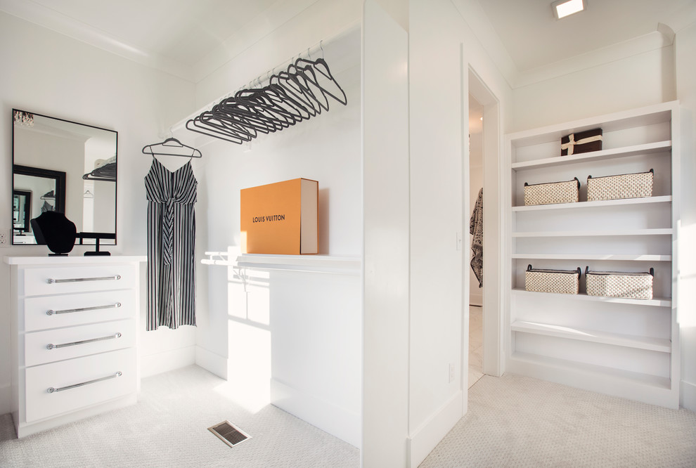 Diseño de armario vestidor unisex clásico renovado grande con puertas de armario blancas, moqueta, armarios con paneles lisos y suelo blanco