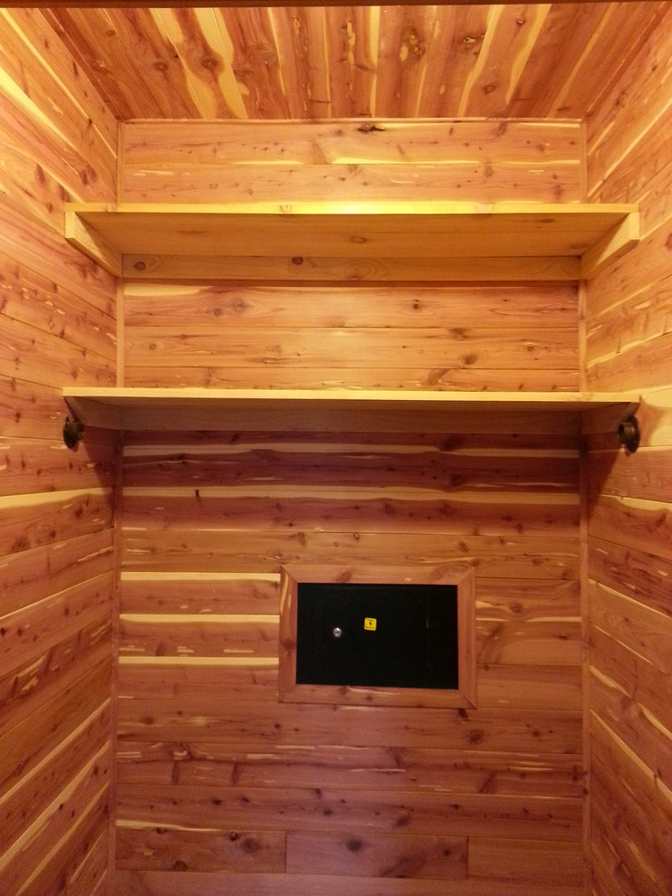 Ispirazione per un piccolo armadio o armadio a muro unisex classico con pavimento in legno massello medio
