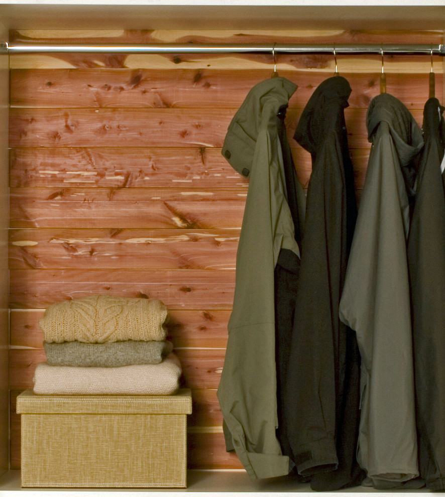 Exempel på en liten garderob för könsneutrala, med öppna hyllor och skåp i mellenmörkt trä