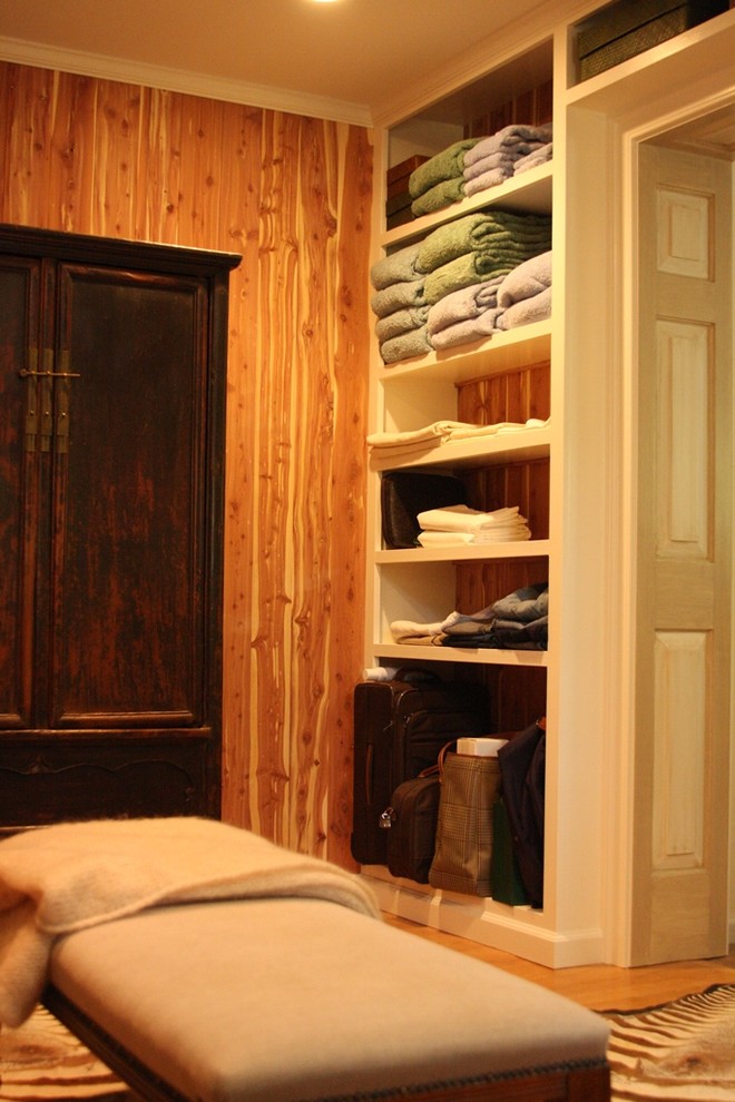 Ejemplo de armario vestidor unisex extra grande con suelo de madera en tonos medios