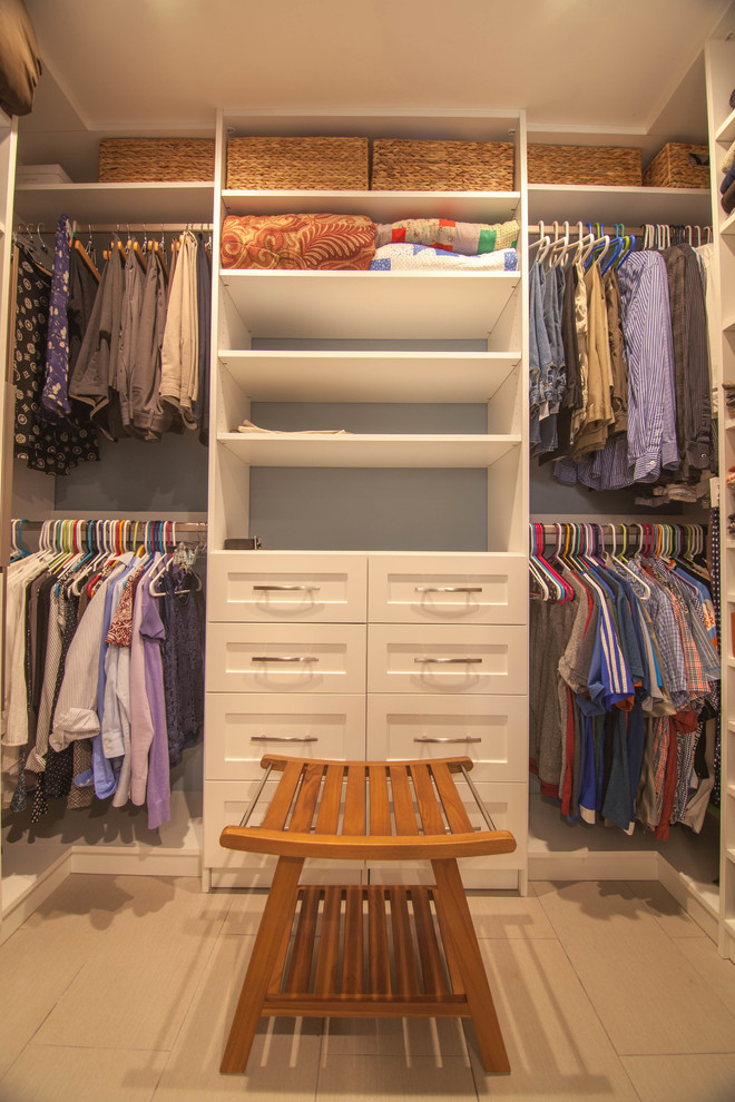Diseño de armario vestidor unisex tradicional renovado grande con armarios estilo shaker, puertas de armario blancas, suelo de baldosas de cerámica y suelo beige