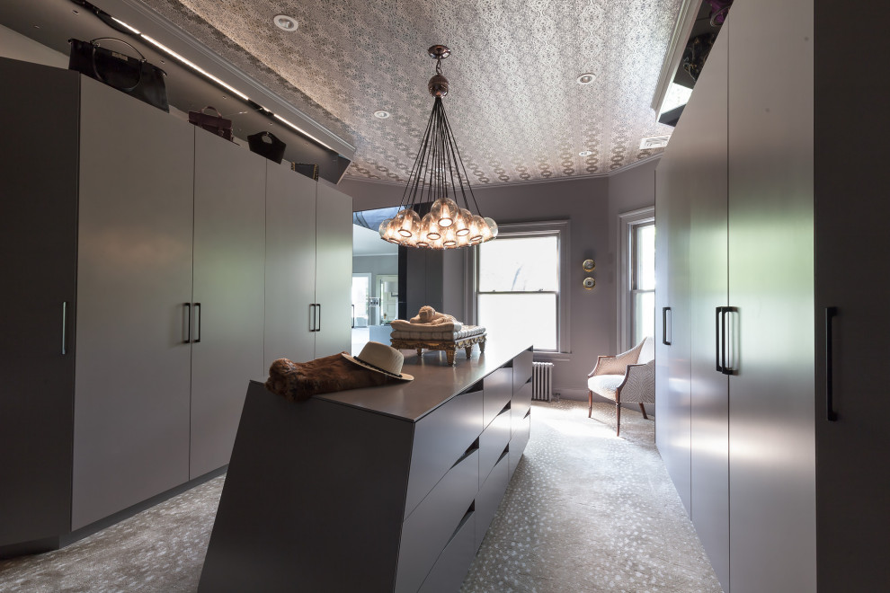 Пример оригинального дизайна: гардеробная комната в современном стиле с плоскими фасадами, серыми фасадами, ковровым покрытием, серым полом и потолком с обоями