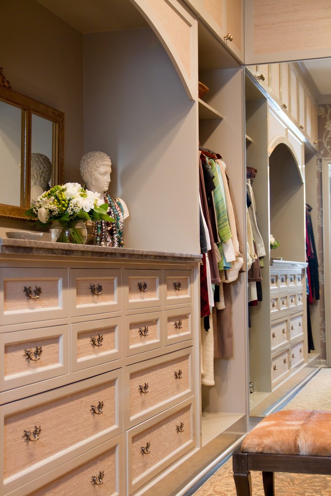 Example of a classic closet design in Los Angeles