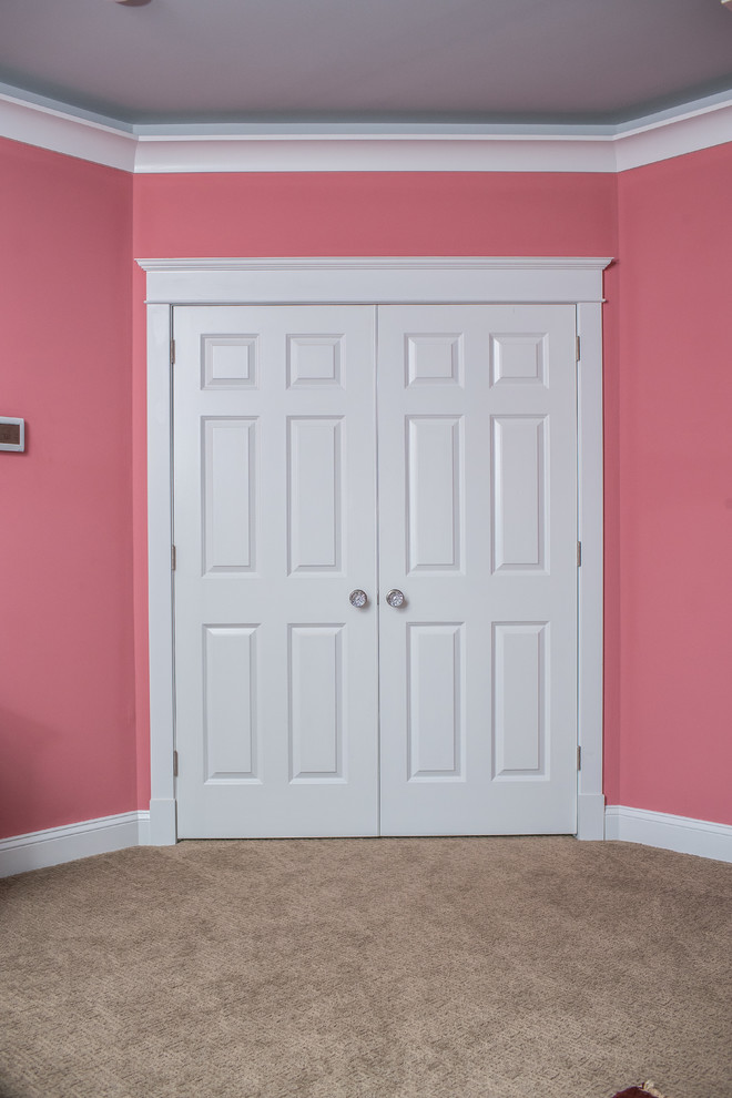 Пример оригинального дизайна: гардеробная комната среднего размера в классическом стиле с ковровым покрытием и бежевым полом для женщин