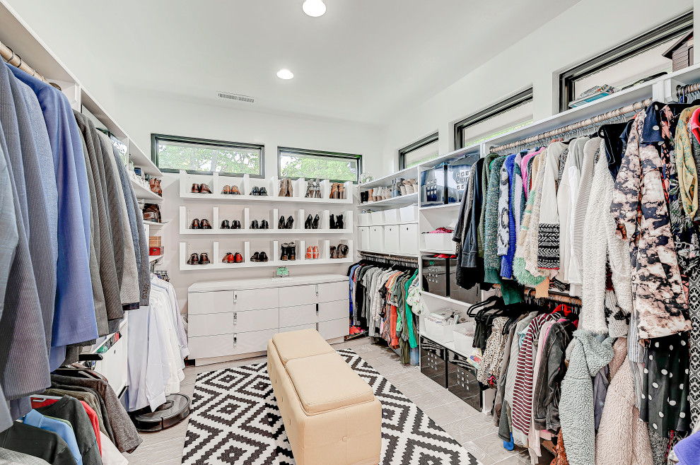 Exempel på ett stort modernt walk-in-closet för könsneutrala, med skåp i shakerstil, vita skåp, vinylgolv och grått golv
