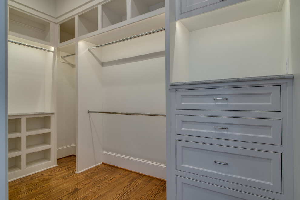 Inspiration för ett stort vintage walk-in-closet, med luckor med profilerade fronter, vita skåp, mellanmörkt trägolv och brunt golv