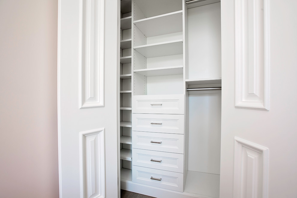 Diseño de armario moderno pequeño con armarios tipo vitrina y puertas de armario de madera clara