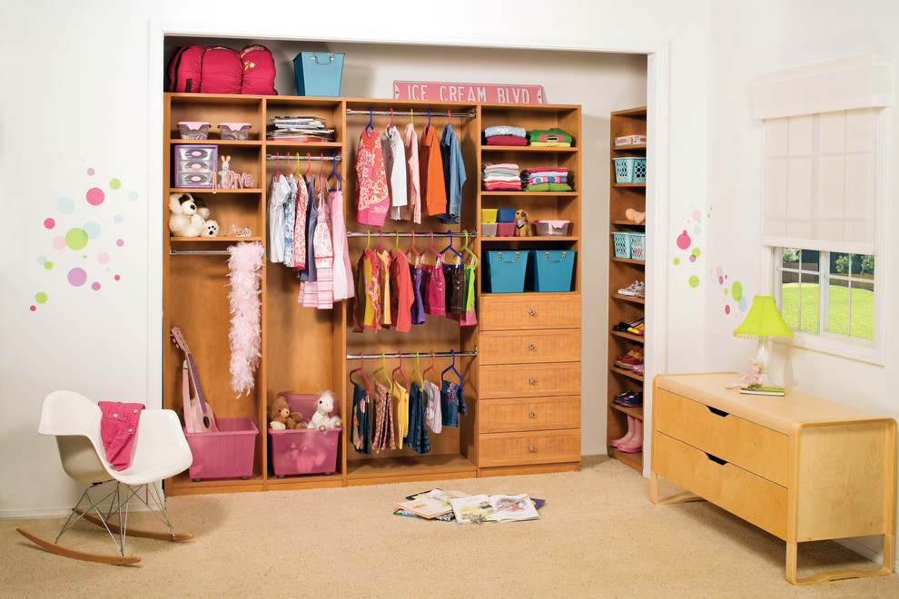 Foto di un piccolo armadio o armadio a muro unisex classico con nessun'anta, ante in legno chiaro, moquette e pavimento beige