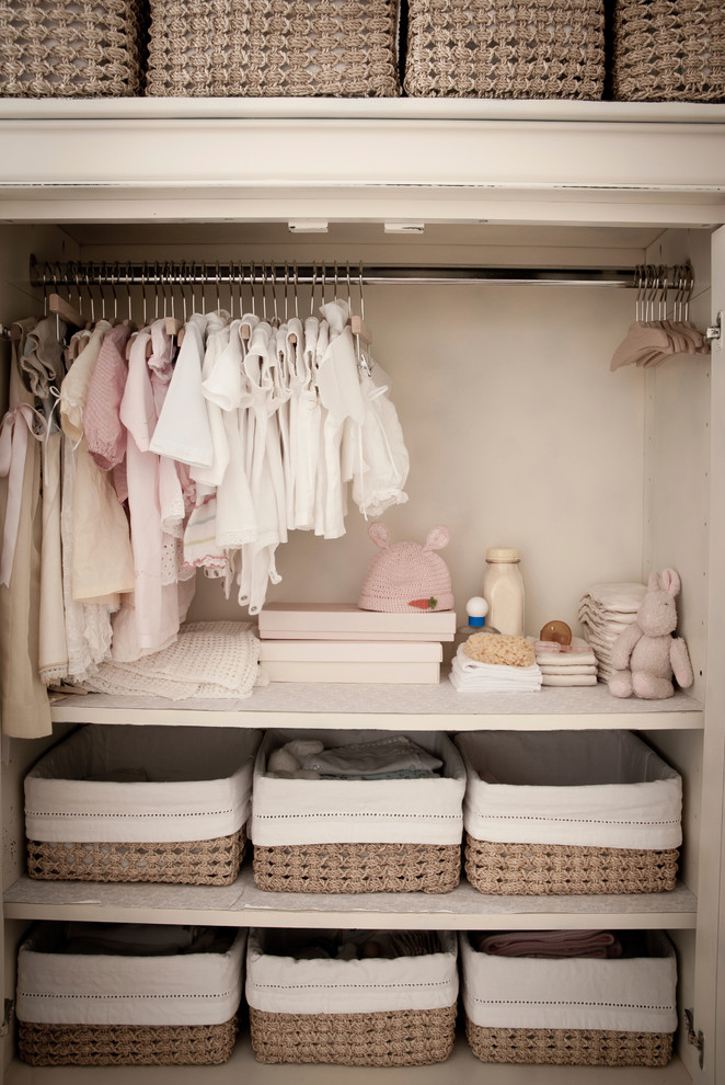 Ejemplo de armario vestidor de mujer contemporáneo pequeño con armarios abiertos, puertas de armario beige y moqueta