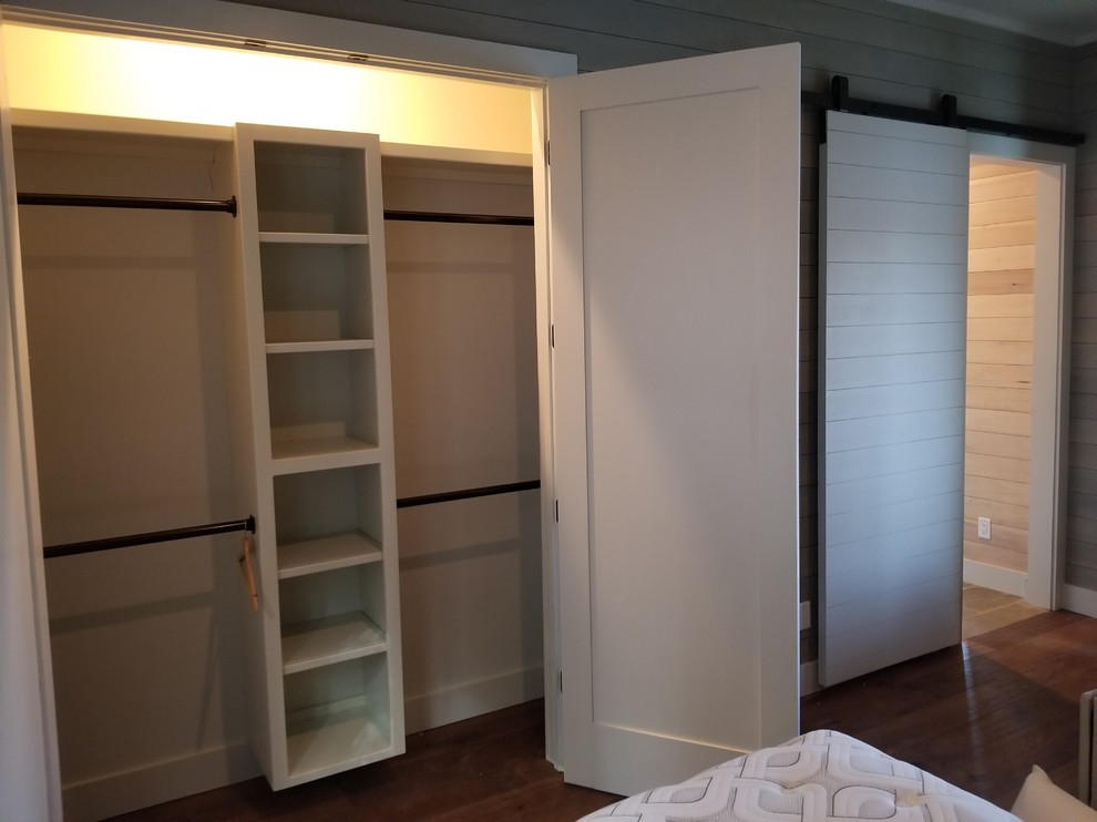 Ejemplo de armario unisex vintage grande con armarios estilo shaker, puertas de armario blancas, suelo de madera en tonos medios y suelo marrón