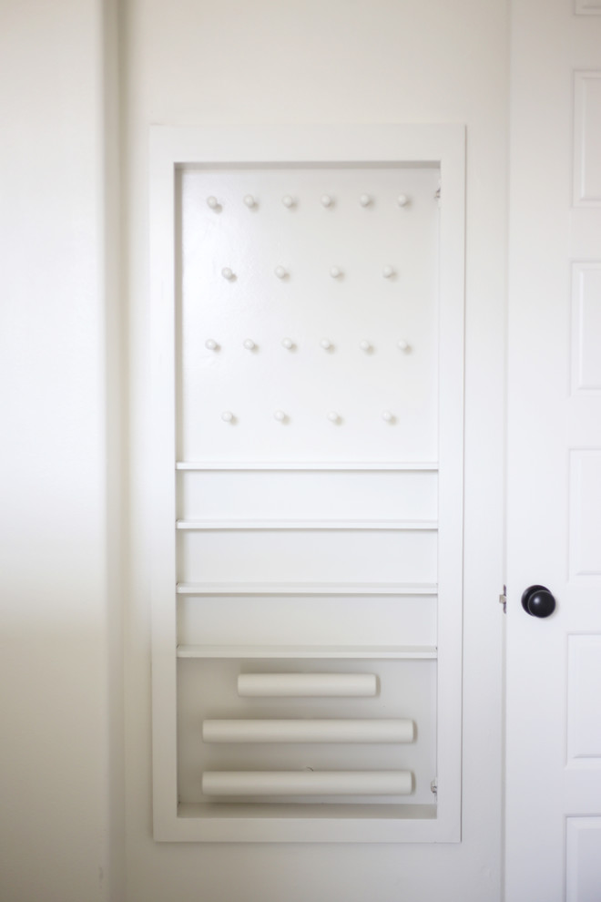 Imagen de vestidor unisex tradicional grande con armarios abiertos, puertas de armario blancas, moqueta y suelo beige