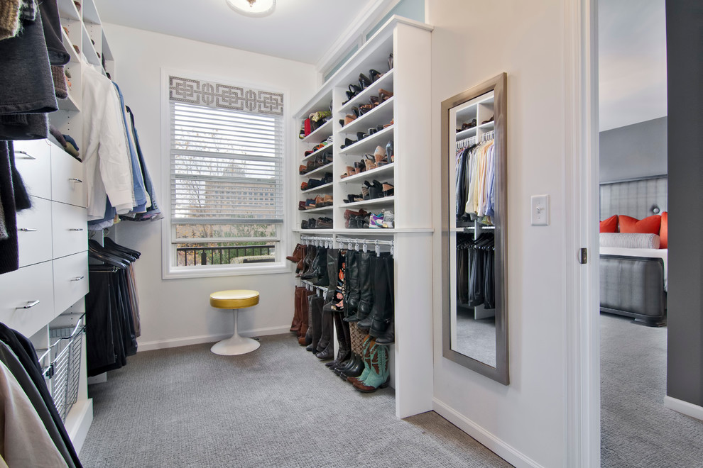 Exempel på ett stort klassiskt walk-in-closet för könsneutrala, med öppna hyllor, vita skåp, heltäckningsmatta och grått golv