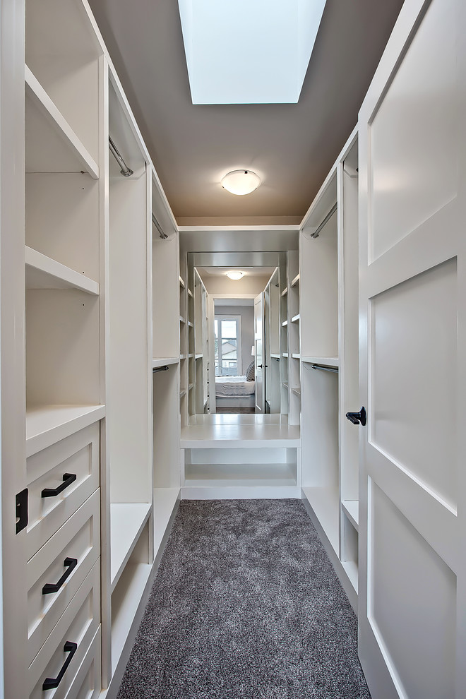 Imagen de armario vestidor unisex clásico renovado de tamaño medio con armarios estilo shaker, puertas de armario blancas y moqueta