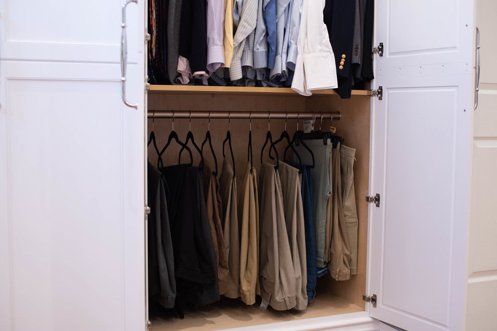 Foto di uno spazio per vestirsi unisex classico con ante lisce, ante bianche, pavimento in legno massello medio e pavimento marrone